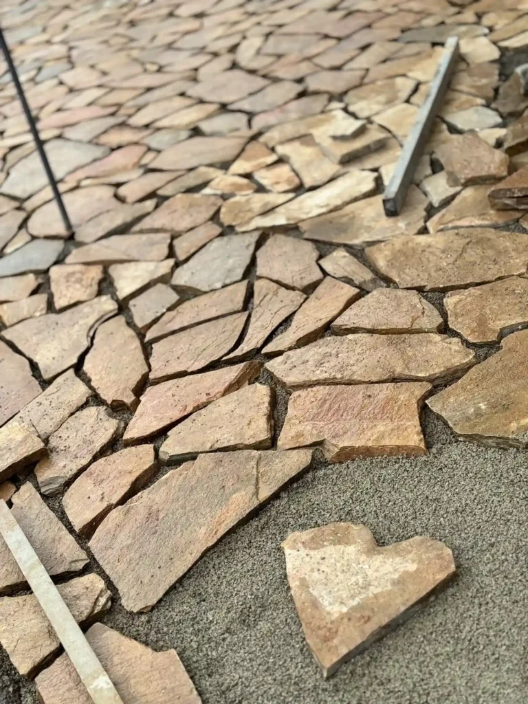Terrasbestrating van onregelmatige natuurstenen flagstones in warme aardtinten