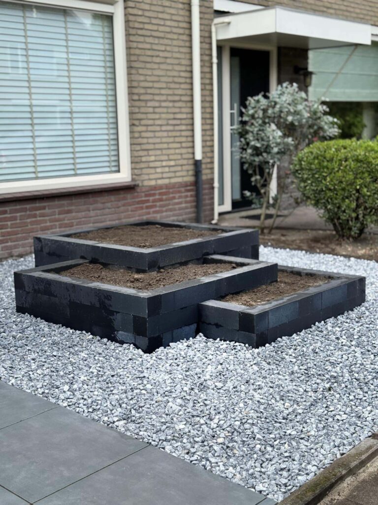 Plantenbakken door Rombouts Sierbestratingen in Roosendaal