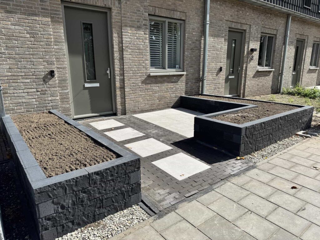 Plantenbakken door Rombouts Sierbestratingen in Roosendaal
