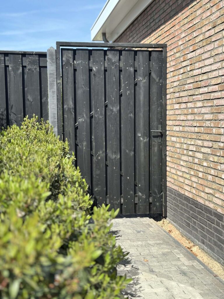 Schutting geplaatst door Rombouts Sierbestratingen in Roosendaal