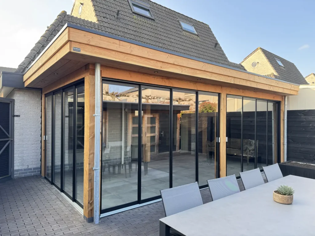 Overkapping op maat in Roosendaal door Rombouts Sierbestratingen