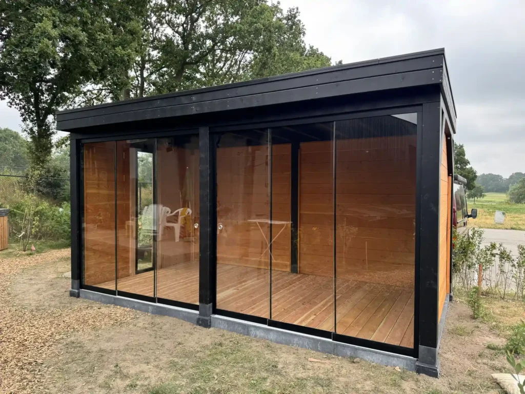Houten overkapping in de tuin, aangelegd in Roosendaal en omstreken